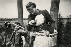 845146 Afbeelding van mw. Mien Bruinsma-Magielse met haar zoontje Johnny, even pauzerend tijdens een fietstocht, bij Vleuten.
